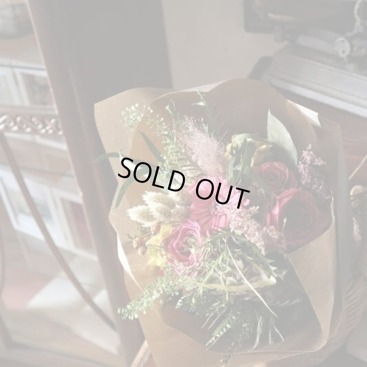 道を歩きながら、綺麗だなと思った花で花束にしたらこんな感じかな