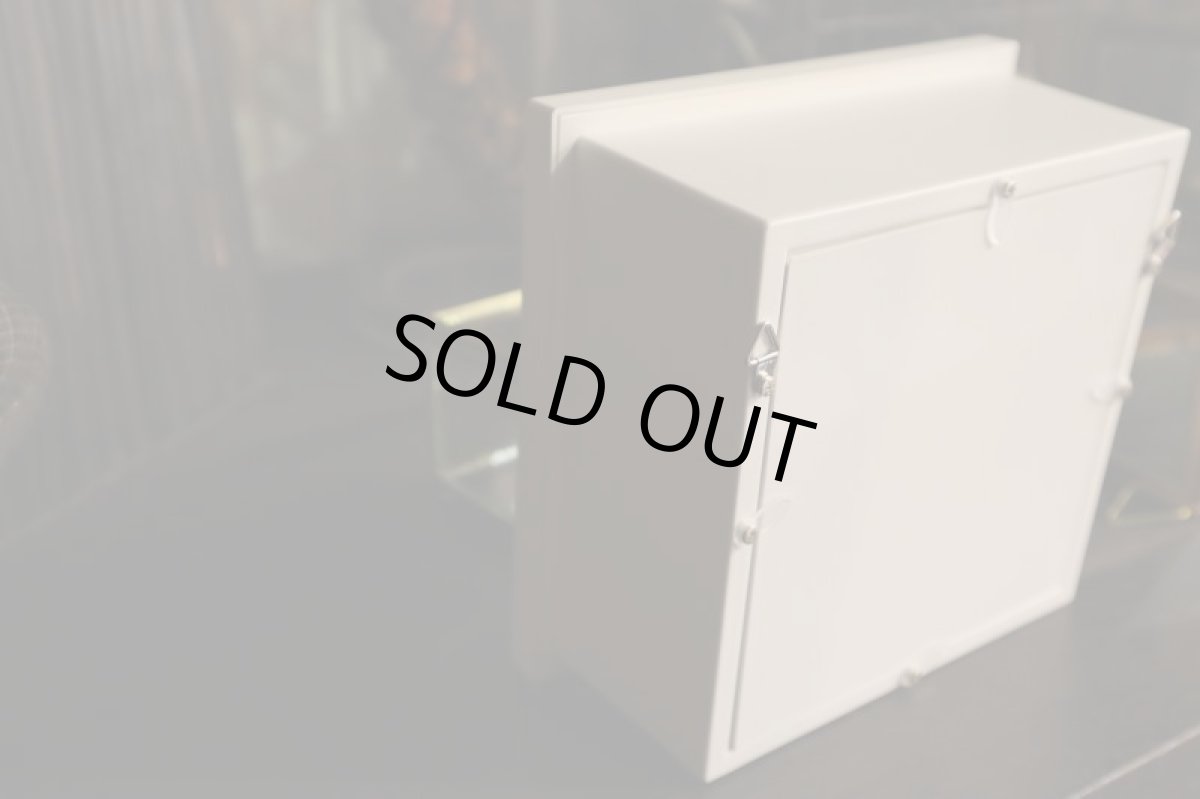 サイドから。花を入れるので少し厚みがあります。