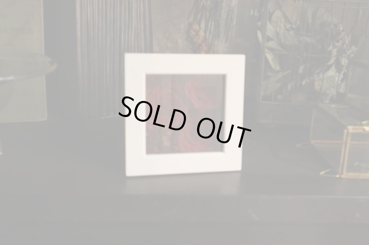 壁に掛けることも置いて飾ることもできます