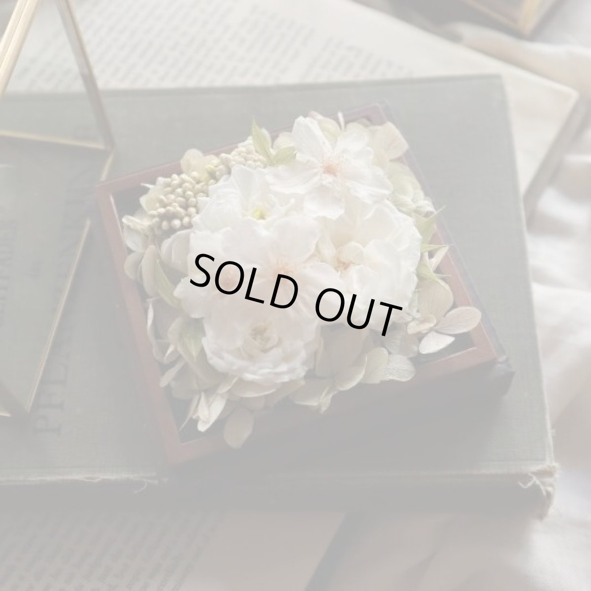 周囲にはオールドローズとアジサイをアレンジしています。