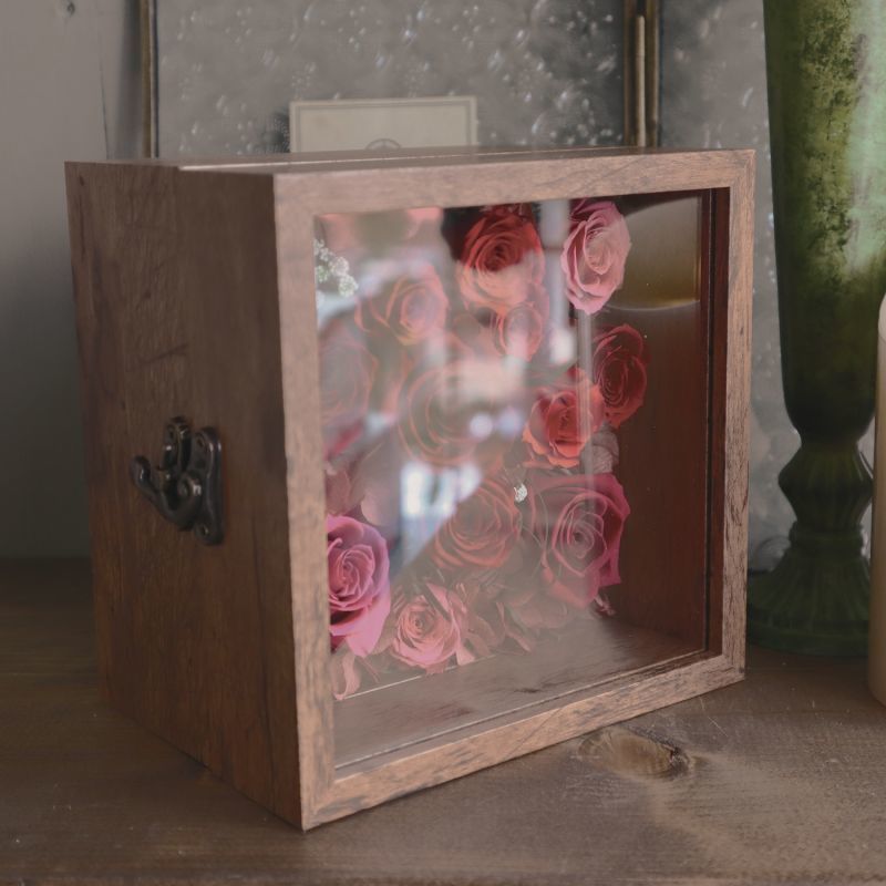 スクエア型だから立ててかざることもできます